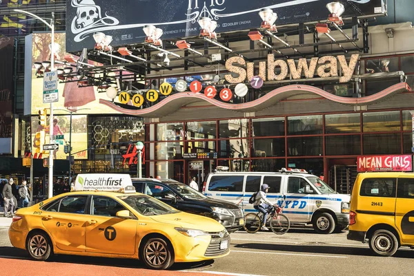 New York Oktober 2018 Spitsuur Verkeersopstopping Met Moderne Gele Taxi — Stockfoto