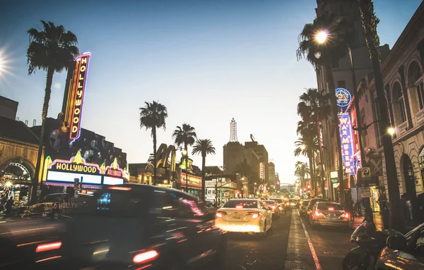 Los Angeles Března 2015 Hollywood Boulevard Červánky Soumraku Rozmazané Vozy — Stock fotografie