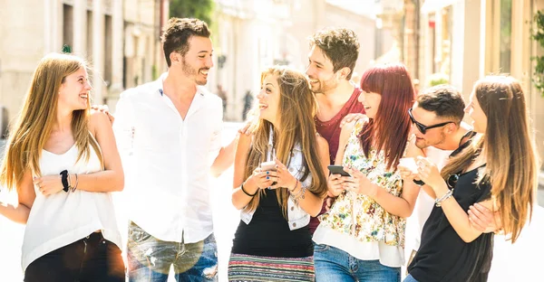 En iyi arkadaş grubu olması birlikte şehir sokak - teknoloji etkileşim kavramı millenials ile günlük yaşam üzerinde yürüyen eğlenceli ve konuşmak ve mobil akıllı telefon kullanarak z genç insanların gen
