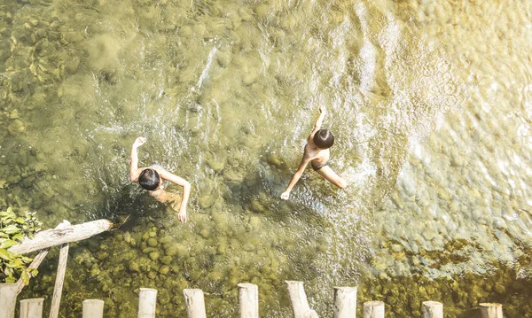 Niños Irreconocibles Nadando Río Nam Song Vang Vieng Vida Sana —  Fotos de Stock