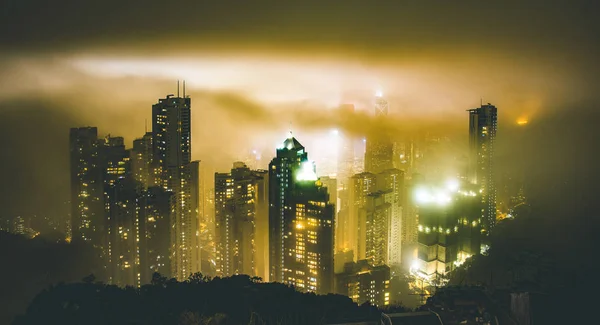 Skyline Van Hong Kong Victoria Peak Een Mistige Mistige Nacht — Stockfoto