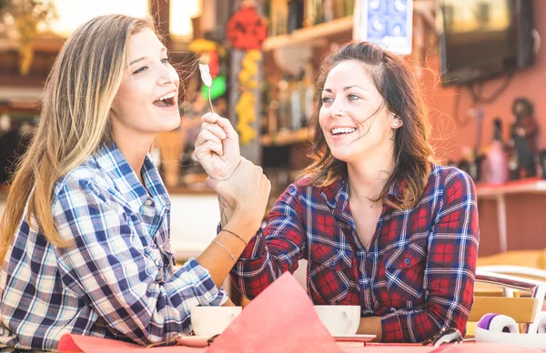 Freundinnen Glückliches Paar Trinkt Cappuccino Und Lacht Zusammen Hangout Konzept — Stockfoto