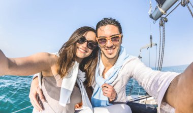 Genç sevgili çift alarak selfie dünyada - Yelkenli tekne turuna aşk kavramı, jubilee partide cruise Lüks Yelkenli deneyim ile mutlu erkek ve kız - sıcak parlak güneş filtresi