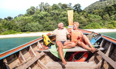 Üst düzey iki düzlem rahatlatıcı beach sondaj sırasında şnorkel tekne turu Tayland - etkin yaşlı ve seyahat konsepti üzerine dünya çevresinde tur - sıcak gün parlak filtre sonra tur atlamalı Adası'nda