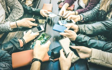 İnsanlar bağımlısı eller birlikte millennials online cep telefonu cihaz üzerinde ile smartphone - Millenial paylaşım içeriğine mobil akıllı telefonlar ile sosyal medya ağı - teknoloji kavramı kullanarak eğlenceli