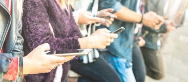 Çok kültürlü arkadaşlar grup Smartphone Üniversitesi Üniversite arka bahçesinde kopma - mobil akıllı telefon - teknoloji kavramı ile her zaman bağlı millenials - parlak filtresiyle bağımlısı insanlar ellerini kullanarak.
