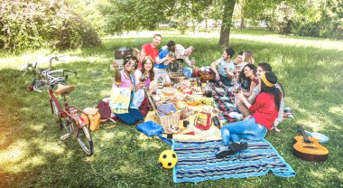 Mutlu arkadaş grubu Barbekü piknik abur cubur yemek içme ile kırmızı şarap - gençler zevk bahar zaman Barbekü bahçe partide birlikte - Gençlik milennials kavramı tezahürat açık eğleniyor