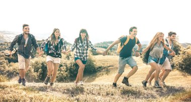 Çim çayır ülke - mutlu dostluk ve Özgürlük kavramı gençlerle ücretsiz kamp deneyimi hareket millenial - Vintage doygunluğu azaltılmış filtresi üzerinde çalışan arkadaş grubu
