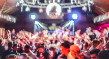 Canlı sahne Festivali - gece hayatı eğlence kavramının - parlak spot filtre partide sonra disko Kulübü'nün arka plan bulanık insanlar müzik konser olay - soyut dans defocused