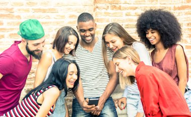 City college arka bahçe - genç insanlar hareket eden smartphone - web üzerinde viral içerik paylaşımı teknoloji ve dostluk kavramı - parlak canlı filtre tarafından bağımlısı akıllı telefon kullanarak Millennials arkadaşlarım