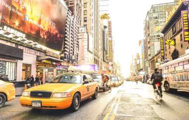 New York - 27 Mart 2015: sarı taksi ve günlük yaşam Times Square Manhattan'ın yakınındaki şehir merkezinde gün batımına - 7th Avenue 42nd Street - sıcak güneşin ile kesiştiği renk tonlarını filtre