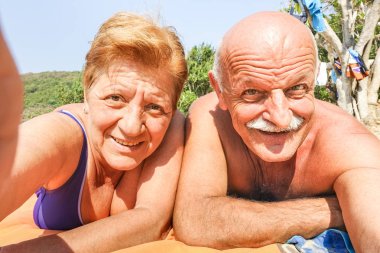 Kıdemli mutlu çift alarak selfie tropikal tur - gezi Tayland beach resort, macera ve eğlence dünya çapında etkin yaşlı kavramı - doymuş sıcak sıcak güneşli bir gün filtre sesleri