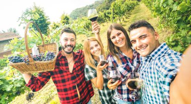 Genç arkadaşlar, şaraphane bağ açık - dostluk kavramı üzerinde selfie hasat birlikte çiftlik evinde - keyfi kişi kırmızı şarap biyo üretim deneyimi - masmavi canlı filtre mutlu alarak eğleniyor