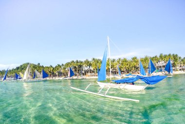 Boracay Adası - özel seyahat hedef Filipinler - Canlı güneşli filtre uygulanmış görünüm içinde gün batımında turistik geziler için küçük Yelkenli tekneler
