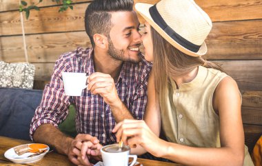 Genç aşık çift aşk hikayesi - yakışıklı bir adam güzel bir kadın kafe bar - ilişki kavramı, mutlu erkek ve kız arkadaşı ile birlikte öpüşme - sıcak retro filtre başında moda.