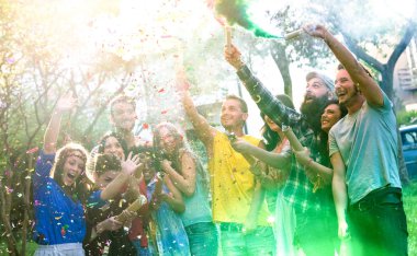 Çok renkli sis bombası dışında - genç millenial öğrenciler bahar tatili fest birlikte hakiki gençlik kavramı - konfeti odaklanmak kenarında kutlamak ile bahçe partide eğleniyor mutlu bin yıllık arkadaşlar