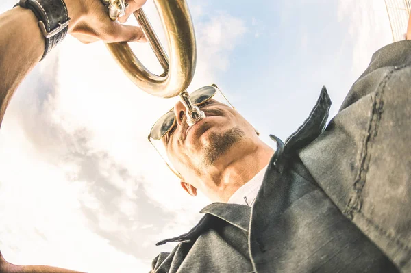 Konstnären Utför Trumpet Solo Jazz Mot Sky Musik Och Gatukonst — Stockfoto