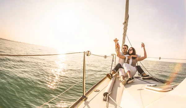 Jovens Amantes Casal Barco Vela Com Champanhe Pôr Sol Conceito — Fotografia de Stock