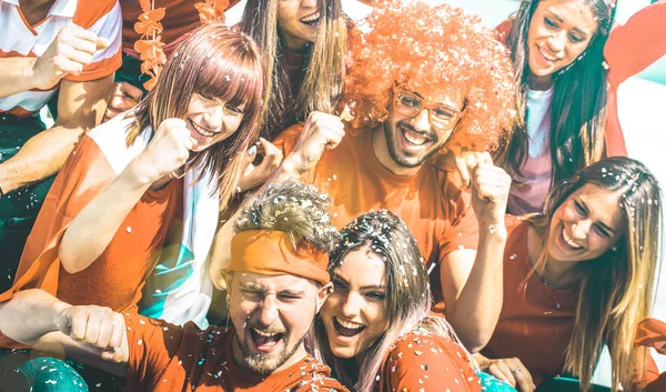 Jóvenes Aficionados Fútbol Aplaudiendo Con Bandera Confeti Viendo Partido Copa — Foto de Stock