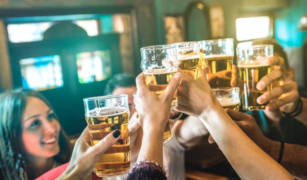 Grupo Amigos Bebiendo Brindando Cerveza Restaurante Del Bar Cervecería Concepto — Foto de Stock