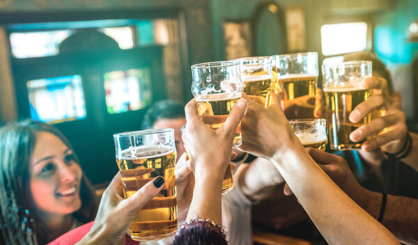 Друзья группа пить и тост пиво в ресторане пивоварни бар - Концепция дружбы с молодыми людьми тысячелетия весело провести время вместе на счастливый час в винтажном пивоварне - Фокус на средней пинте стекла
