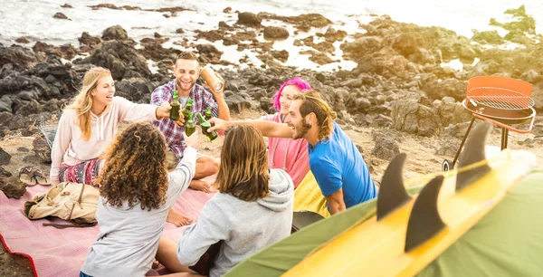 Amigos Mochileros Divirtiéndose Juntos Fiesta Camping Playa Feliz Concepto Viaje —  Fotos de Stock