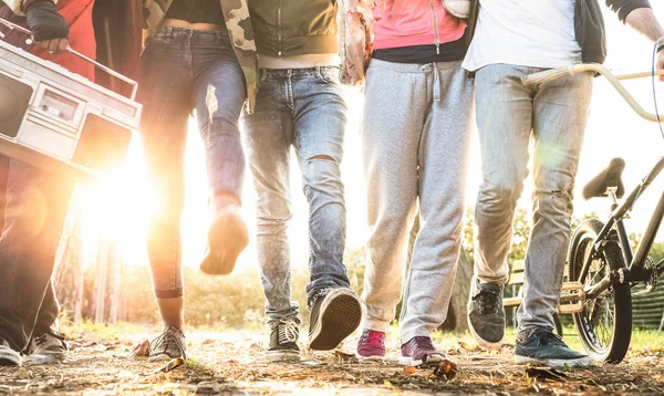 Séta Városliget Háttérvilágítás Sunflare Halo Évezredes Barátság Koncepció Többnemzetiségű Fiatalok — Stock Fotó