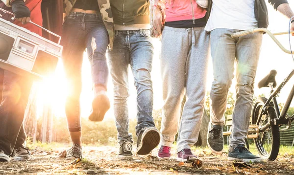 Friends Walking City Park Backlight Sunflare Halo Millenial Friendship Concept — 图库照片