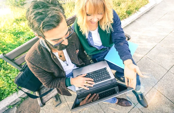 Jovem Casal Hipster Usando Laptop Computador Localização Urbana Livre Conceito — Fotografia de Stock