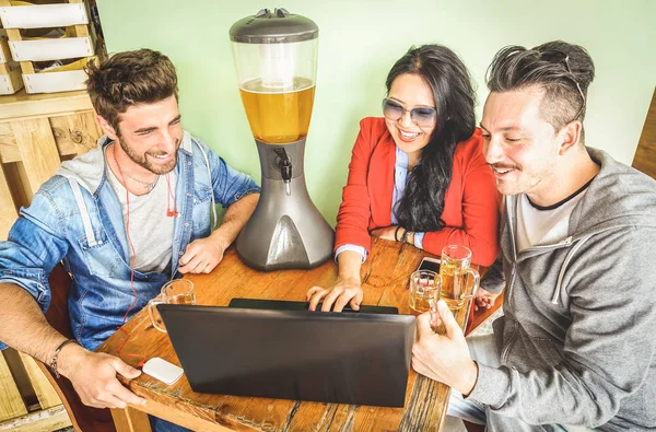 Amici Che Utilizzano Computer Portatile Bar Della Birreria Comunità Connessa — Foto Stock