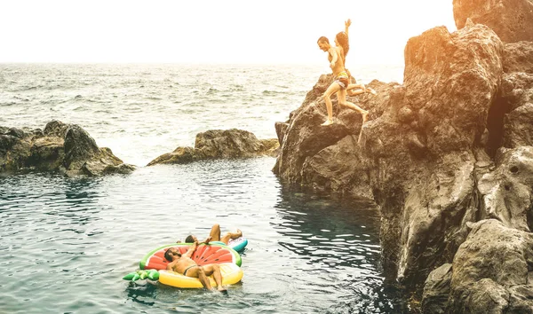 Unga Vänner Semesterfirare Hoppa Naturlig Pool Travel Strandläge Sportiga Personer — Stockfoto