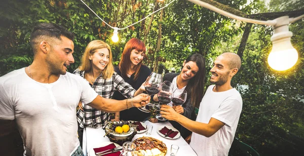 Amici Felici Che Divertono Bere Vino Rosso Alla Festa Giardino — Foto Stock