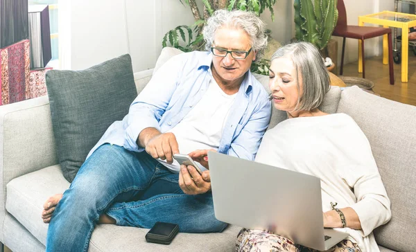 Senior Retired Couple Using Laptop Computer Home Sofa Elderly Technology — Stock Photo, Image