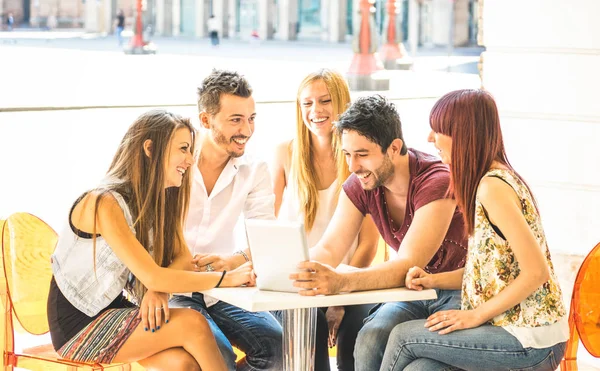 Grupo Amigos Sentado Bar Restaurante Divertindo Com Tablet Comunidade Conectada — Fotografia de Stock