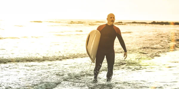 Guy Surfer Wandelen Met Surfboard Bij Zonsondergang Tenerife Surf Lange — Stockfoto