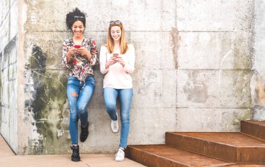 Mutlu kız arkadaşlarım açık havada hareket eden acımak telefon - akıllı telefonlar üzerinde millenial kız arkadaşları ile dostluk kavramı - Modern kadın yaşam tarzı kadın moda blogger etkilendiği isimlerden ile eğleniyor