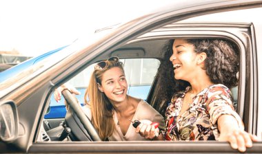 Genç kadın en iyi arkadaşlar araba roadtrip an - ulaşım kavramı ve kentsel sıradan hayat kadın kız mutlu seyahat etmek tatil yolda, ile - parlak masmavi süzgeci, eğleniyor