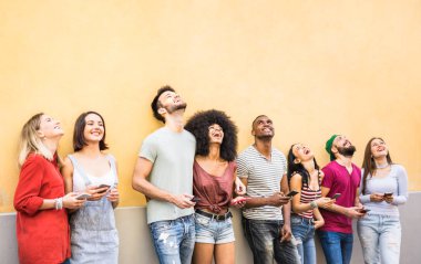 Çok ırklı arkadaşlar istimal Smartphone vasıl Üniversitesi ile break - genç insanlar tarafından mobil akıllı telefonlar bağımlısı - teknoloji kavramı kolej duvarda her zaman eğleniyor millennials - filtre görüntü bağlı