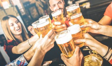 Arkadaşlar hafta sonu - dostluk kavramı eğleniyor birlikte kızartma demlemek bira bardağı pub - cam odaklanmak - parlak kontrast filtre, mutlu saatler hakkında genç ile bira bar restoran bira içmek