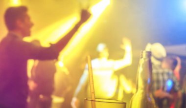 Bulanık insanlar müzik gece festival etkinliği - soyut resmin arka planını lazer ile parti gösterdikten sonra - gece hayatı eğlence kavramının - çok renkli nokta ışık filtresi disko kulübü dans defocused