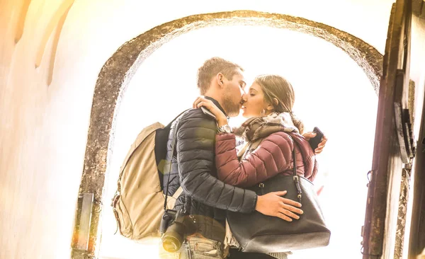 旅游情侣在城市旅游游览的爱接吻户外 年轻的快乐游客享受浪漫的时刻在日落 关系概念与恋人在第一次约会 温暖的阳光过滤器 — 图库照片
