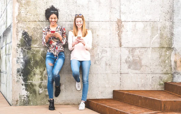Chicas Felices Mejores Amigos Divirtiéndose Aire Libre Con Teléfono Inteligente —  Fotos de Stock