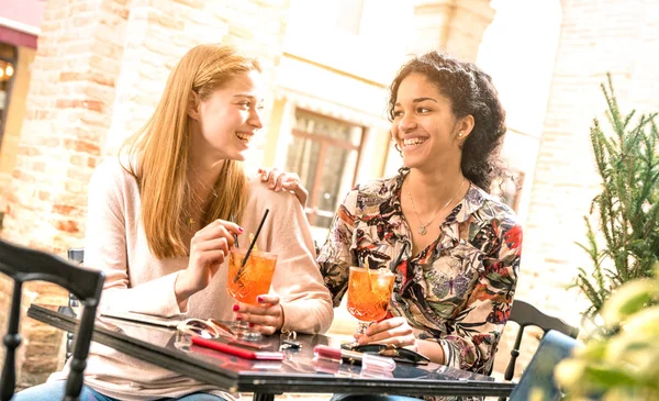 Young Women Drinking Cocktails Bar Restaurant Happy Hour Time Friendship — Stock Photo, Image