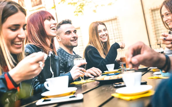 Amigos Bebiendo Cappuccino Restaurante Café Millenial Personas Hablando Divirtiéndose Juntos — Foto de Stock