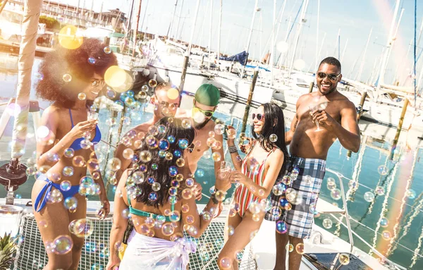 Multirassische Freundesgruppe Hat Spaß Beim Weintrinken Auf Einer Segelbootparty Freundschaftskonzept — Stockfoto