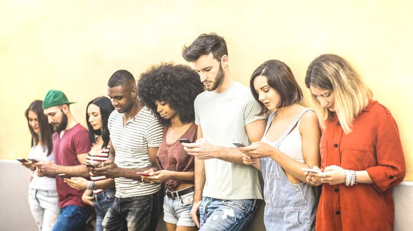 Multiraciale Vrienden Met Behulp Van Mobiele Smartphone Universiteit Coampus Millenial — Stockfoto