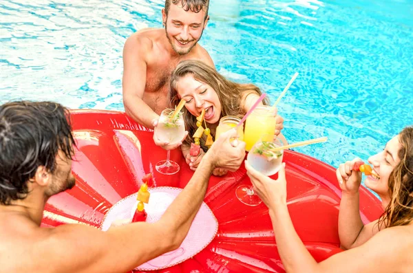 Side View Happy Friends Drinking Fruit Cocktails Swimming Pool Party — Stock Photo, Image