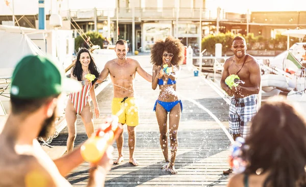 Multirassische Glückliche Freunde Mit Verrücktem Spaß Bei Wasserschlacht Sommerstandort Unbeschwertes — Stockfoto