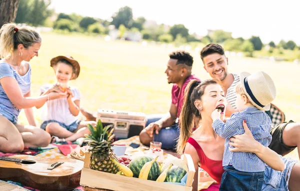 Fröhliche Multiethnische Familien Die Sich Mit Kindern Bei Picknick Grillparty — Stockfoto