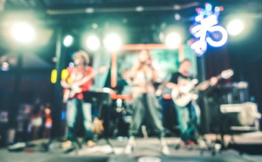 Rock grubu konser olayı - soyut gerçekleştirerek arka plan bulanık zemin canlı müzik sahne Festivali - gece hayatı eğlence kavramının - çok renkli vintage filtre defocused